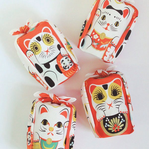 Fukukochae-Furoshiki-Maneki-Neko-Small-Cotton-Wrapping-Cloth-48cm-4-2024-06-17T14:33:42.906Z.jpg