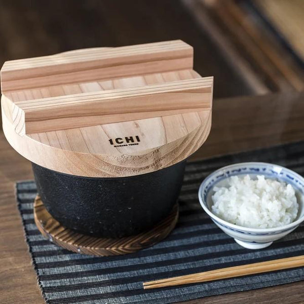 Ikenaga-Cast-Iron-Small-Rice-Cooker-With-Wooden-Lid-IH-Compatible-3-2025-02-26T03:41:28.530Z.jpg