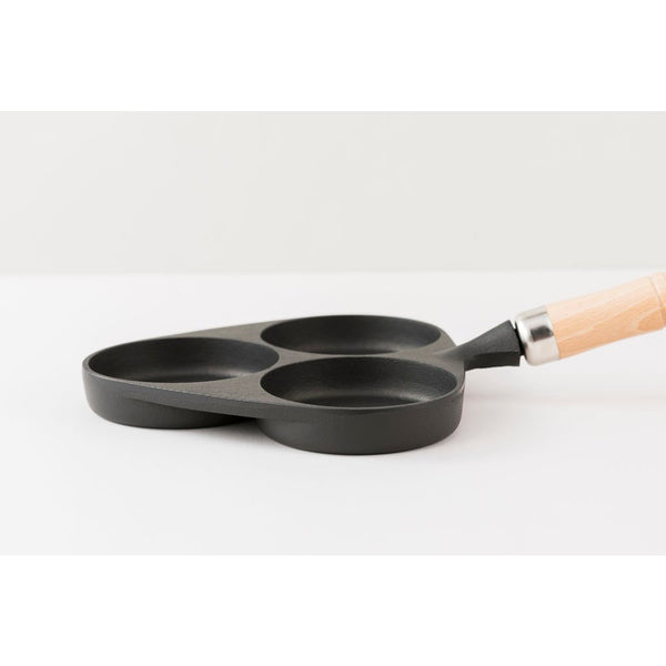 Iwachu-Wooden-Handle-Egg-Frying-Pan-Induction-Cast-Iron-3-Egg-Pan-3-2024-05-28T07:09:51.627Z.jpg